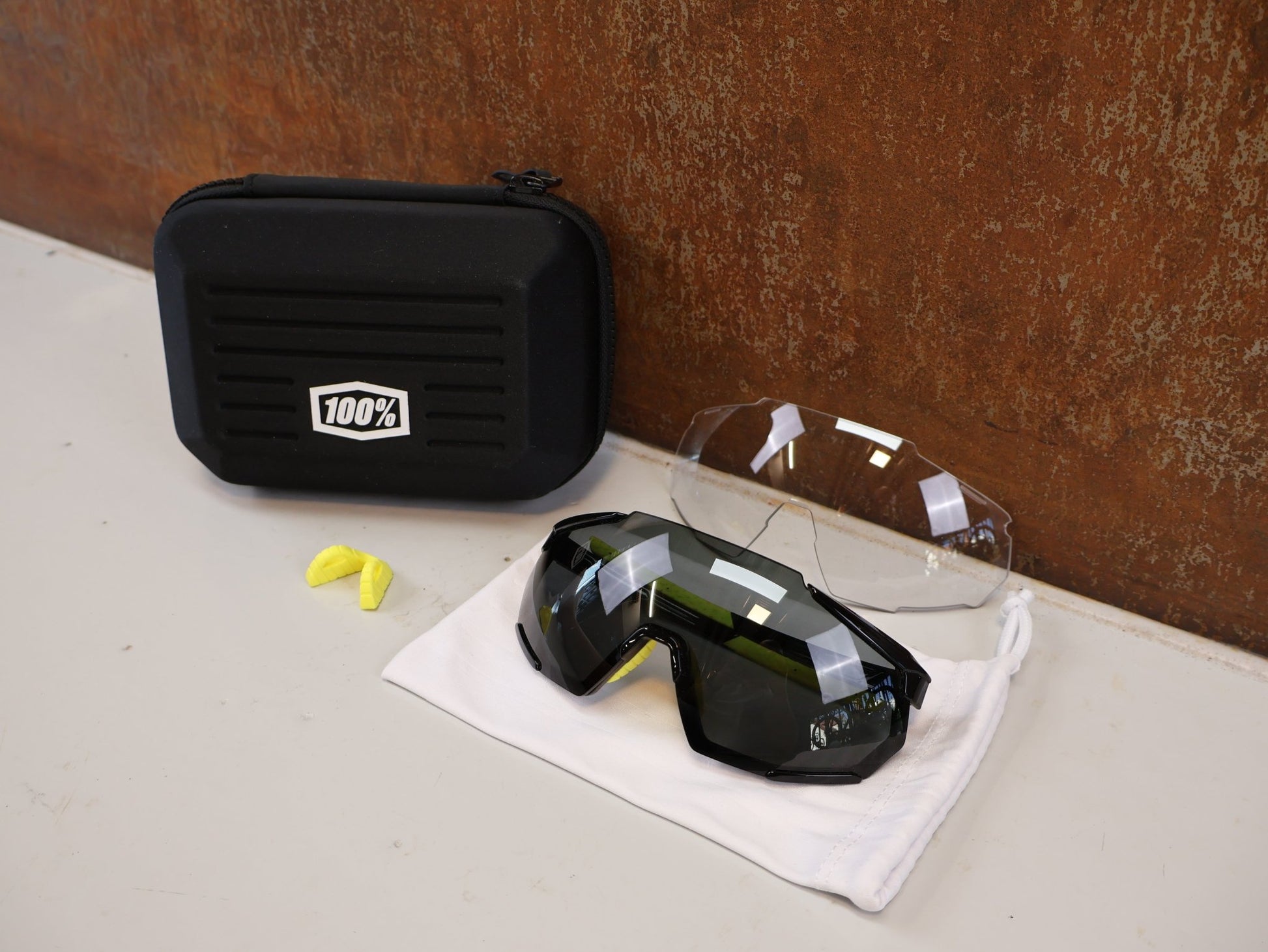 Brillen Zubehör & Ersatzteile von 100%, 100% RACETRAP 3.0 / MTB SPORTBRILLE / GLOSS BLACK SMOKE / WECHSELGLAS vor USEDBIKES-OB.DE Hintergrund
