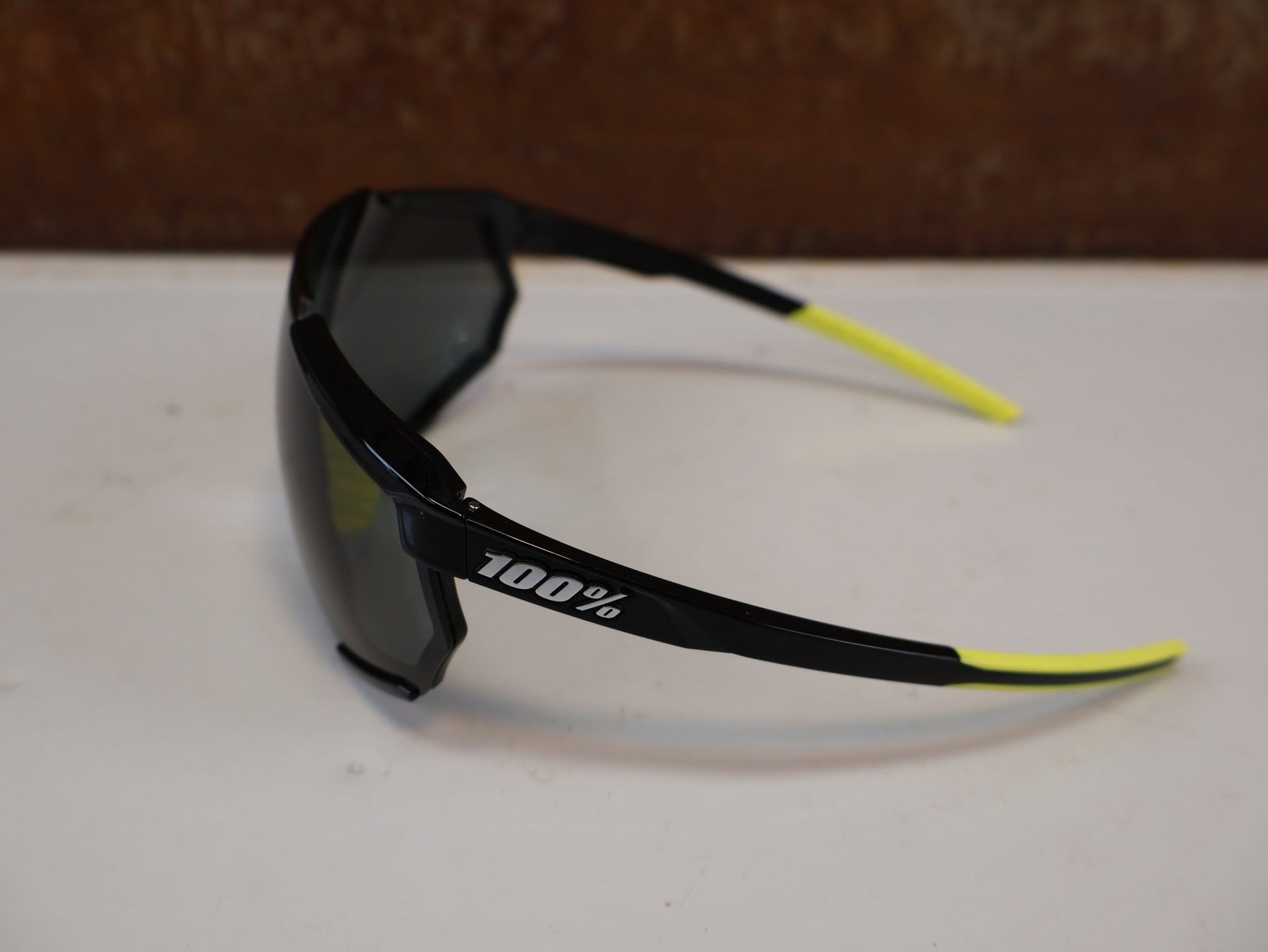 Brillen Zubehör & Ersatzteile von 100%, 100% RACETRAP 3.0 / MTB SPORTBRILLE / GLOSS BLACK SMOKE / WECHSELGLAS vor USEDBIKES-OB.DE Hintergrund