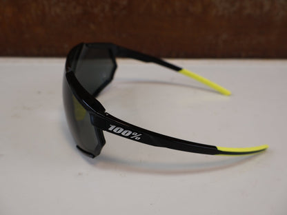 Brillen Zubehör & Ersatzteile von 100%, 100% RACETRAP 3.0 / MTB SPORTBRILLE / GLOSS BLACK SMOKE / WECHSELGLAS vor USEDBIKES-OB.DE Hintergrund
