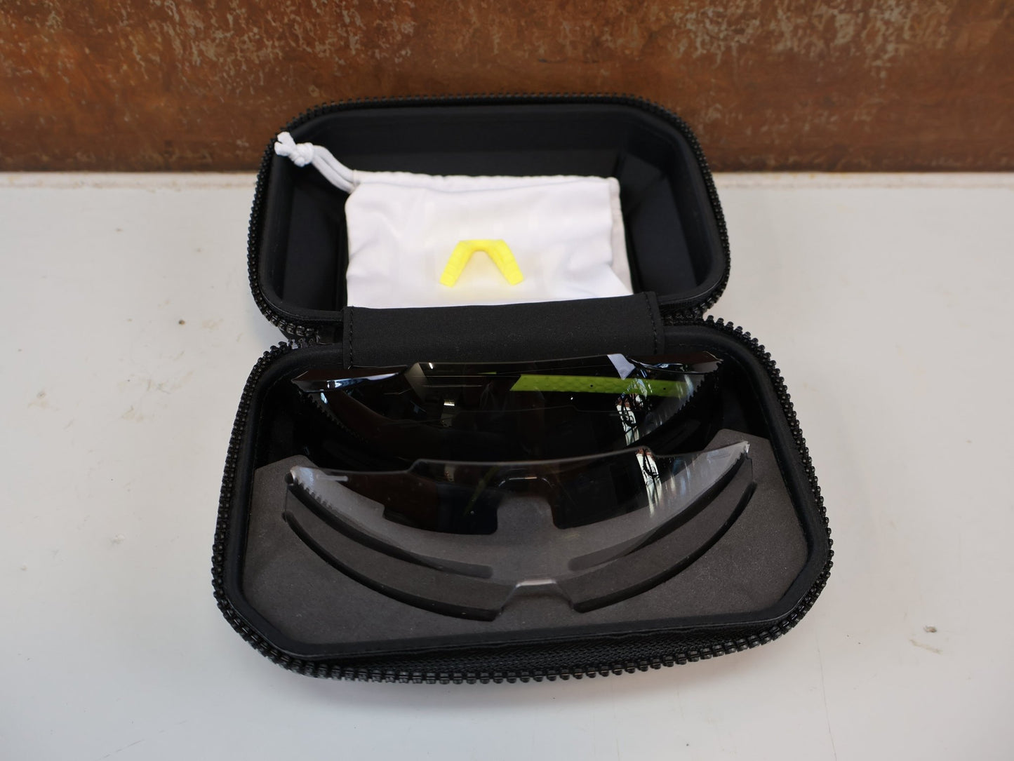 Brillen Zubehör & Ersatzteile von 100%, 100% RACETRAP 3.0 / MTB SPORTBRILLE / GLOSS BLACK SMOKE / WECHSELGLAS vor USEDBIKES-OB.DE Hintergrund