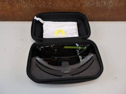 Brillen Zubehör & Ersatzteile von 100%, 100% RACETRAP 3.0 / MTB SPORTBRILLE / GLOSS BLACK SMOKE / WECHSELGLAS vor USEDBIKES-OB.DE Hintergrund