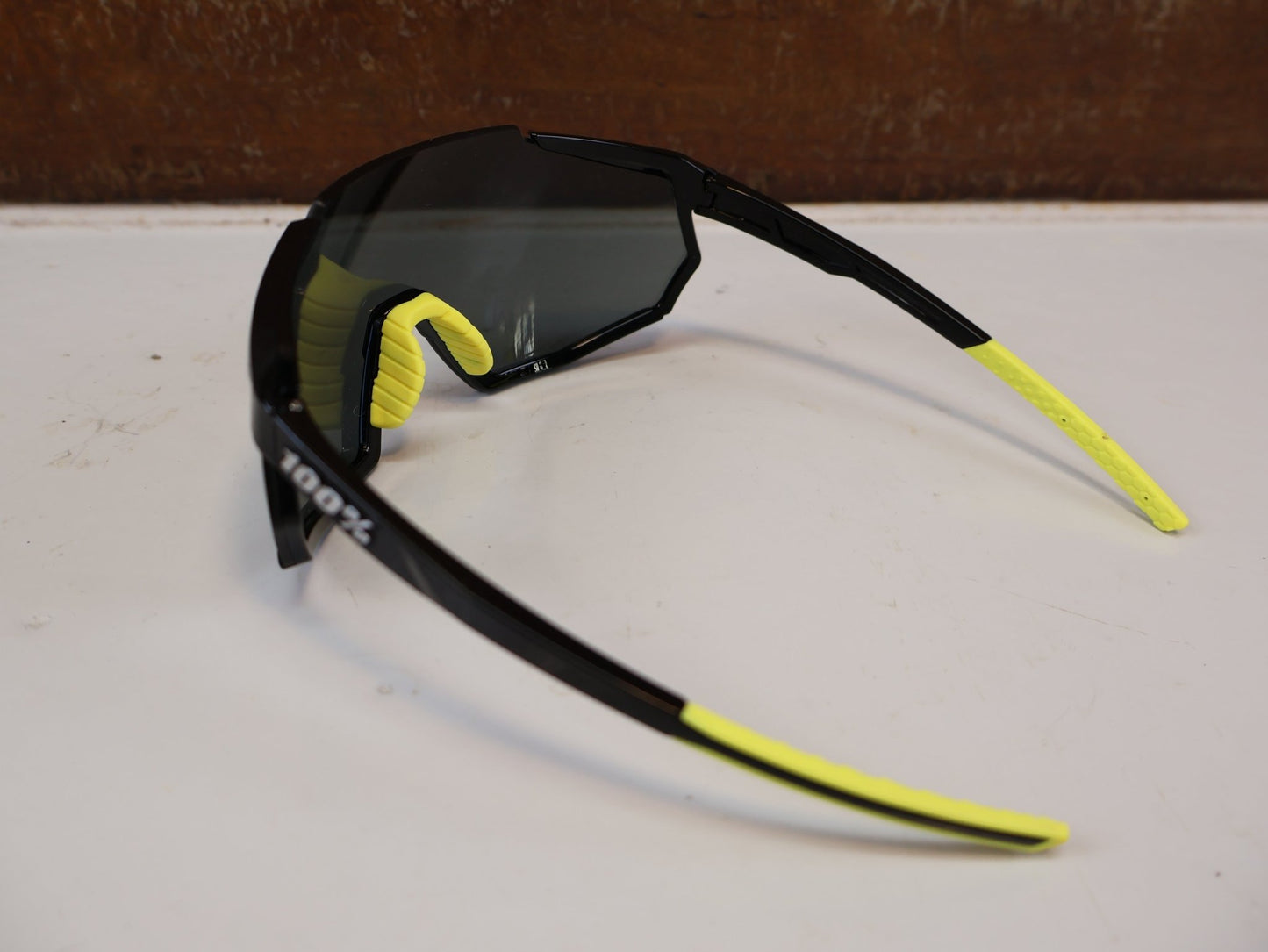 Brillen Zubehör & Ersatzteile von 100%, 100% RACETRAP 3.0 / MTB SPORTBRILLE / GLOSS BLACK SMOKE / WECHSELGLAS vor USEDBIKES-OB.DE Hintergrund