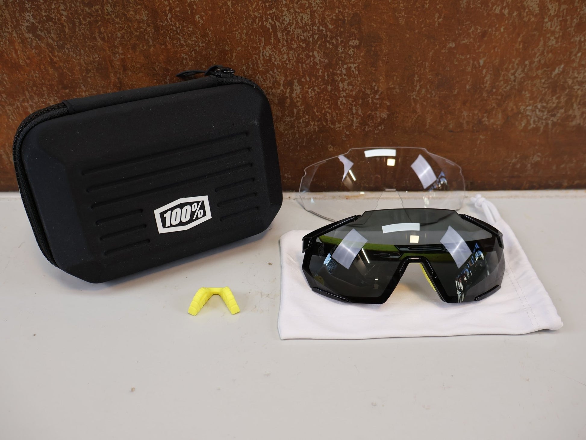 Brillen Zubehör & Ersatzteile von 100%, 100% RACETRAP 3.0 / MTB SPORTBRILLE / GLOSS BLACK SMOKE / WECHSELGLAS vor USEDBIKES-OB.DE Hintergrund