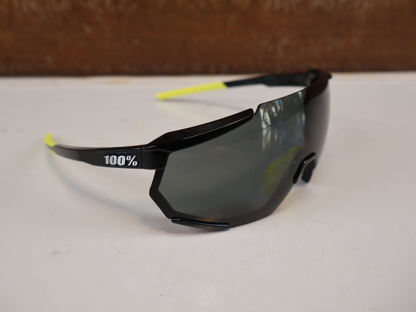 Brillen Zubehör & Ersatzteile von 100%, 100% RACETRAP 3.0 / MTB SPORTBRILLE / GLOSS BLACK SMOKE / WECHSELGLAS vor USEDBIKES-OB.DE Hintergrund
