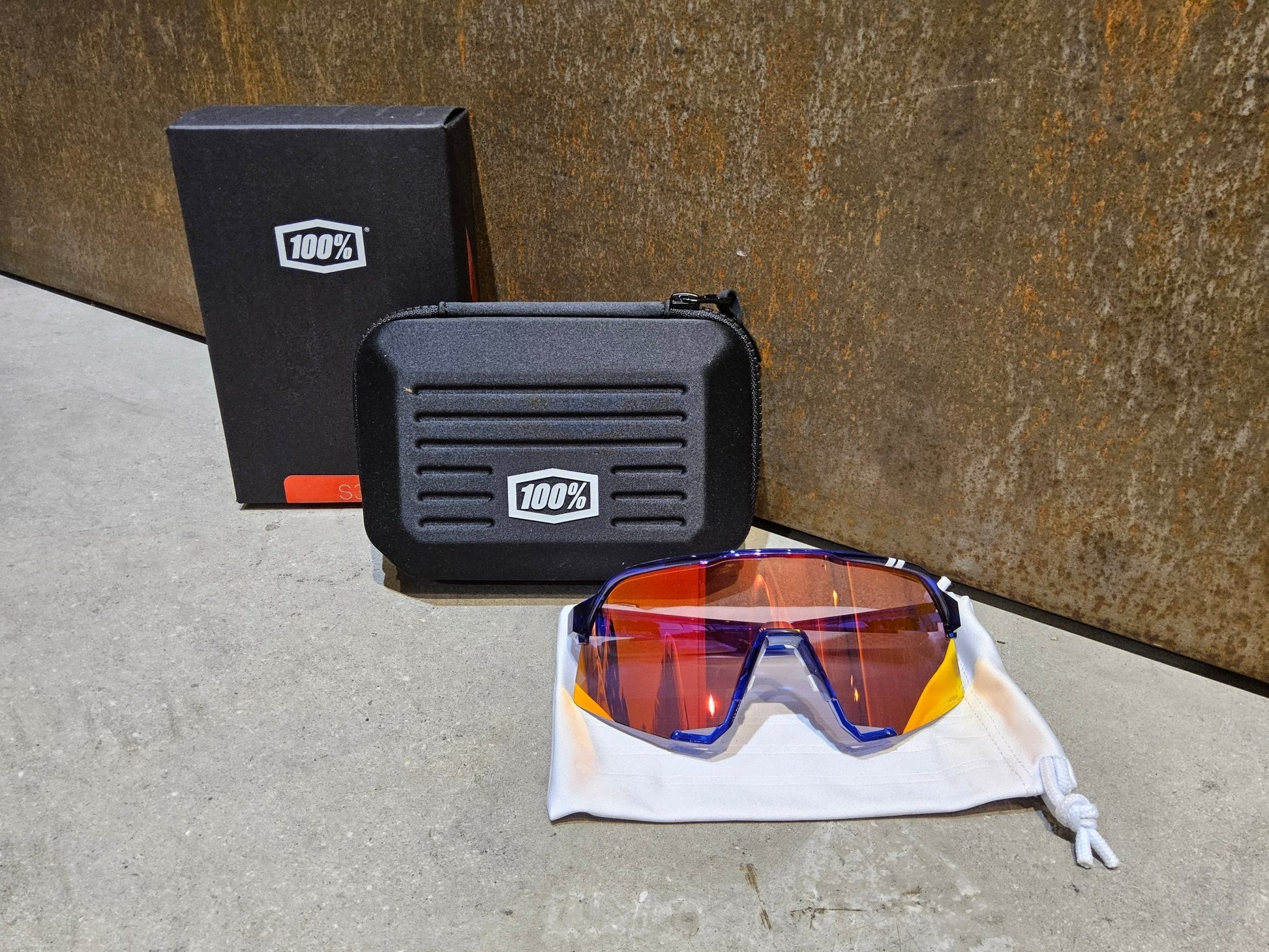 Brillen von 100%, 100 % SONNENBRILLE TREK TEAM EDITION S3 HIPER LENS vor USEDBIKES - OB.DE Hintergrund