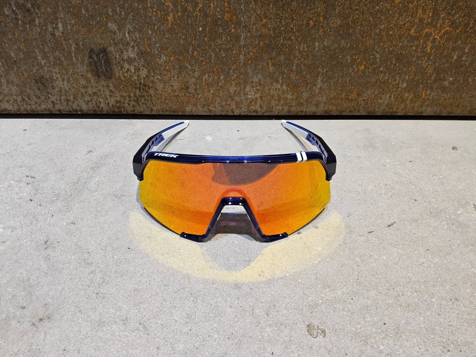 Brillen von 100%, 100 % SONNENBRILLE TREK TEAM EDITION S3 HIPER LENS vor USEDBIKES - OB.DE Hintergrund