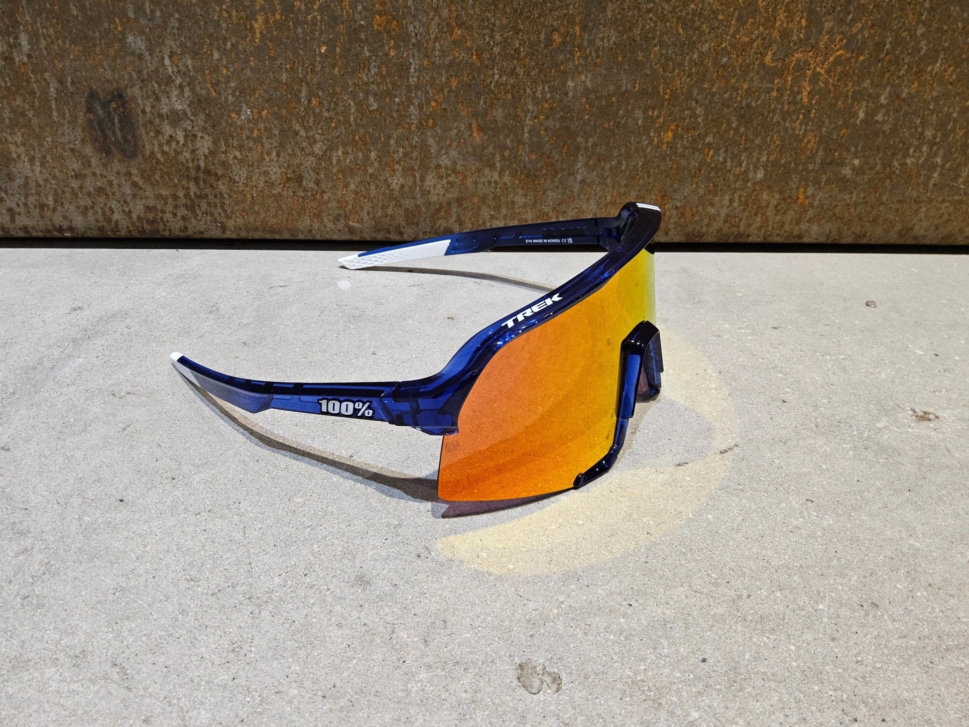 Brillen von 100%, 100 % SONNENBRILLE TREK TEAM EDITION S3 HIPER LENS vor USEDBIKES - OB.DE Hintergrund