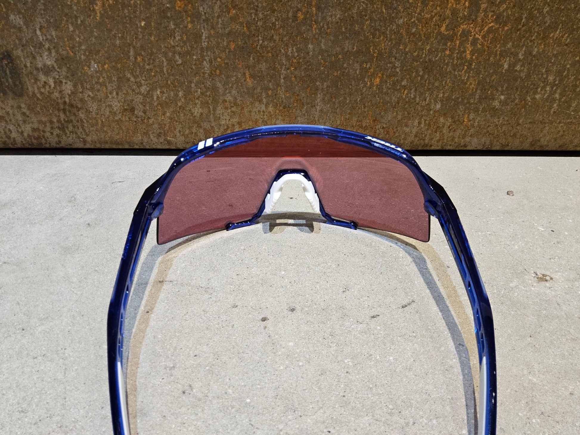 Brillen von 100%, 100 % SONNENBRILLE TREK TEAM EDITION S3 HIPER LENS vor USEDBIKES - OB.DE Hintergrund