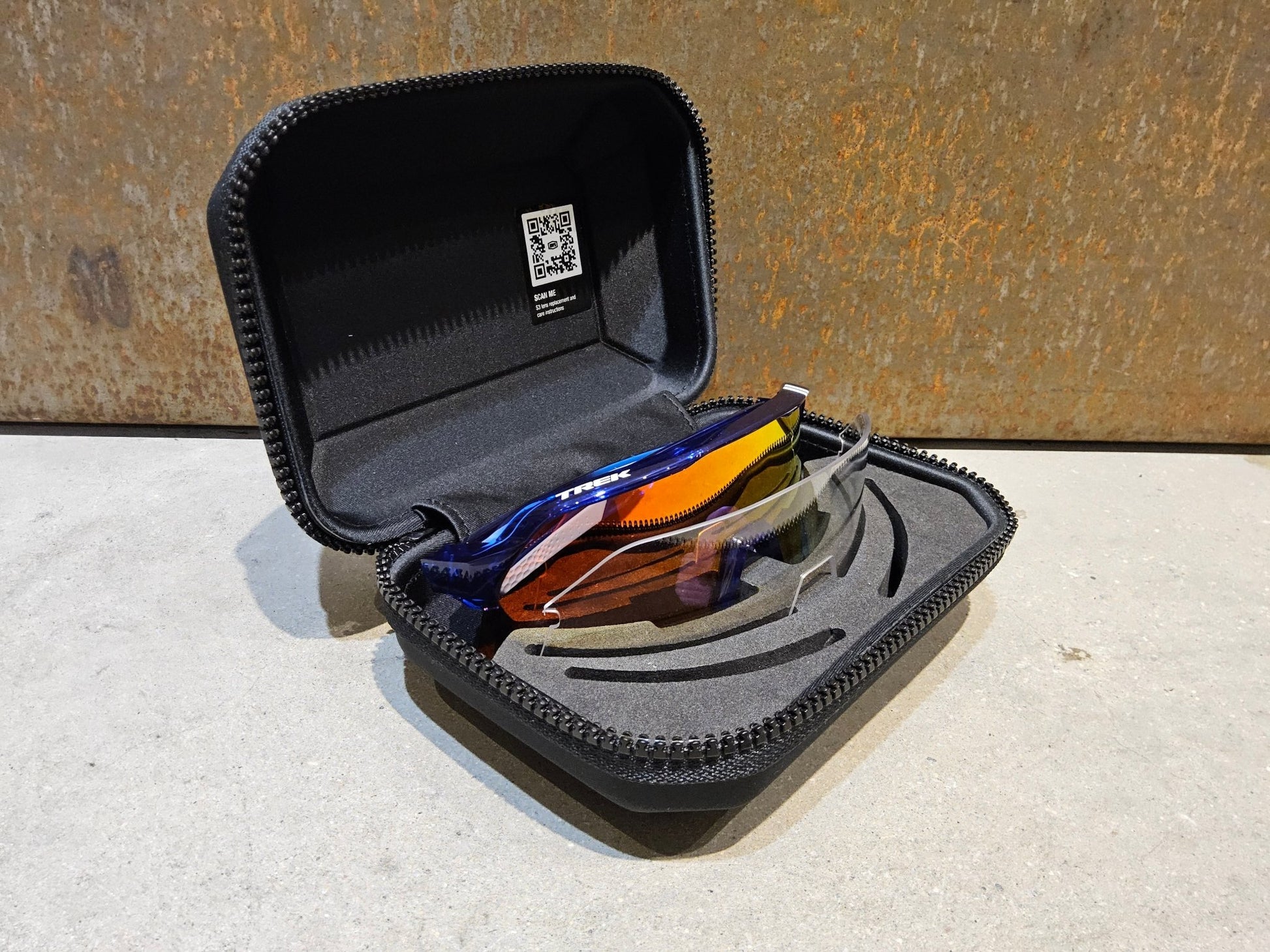 Brillen von 100%, 100 % SONNENBRILLE TREK TEAM EDITION S3 HIPER LENS vor USEDBIKES - OB.DE Hintergrund