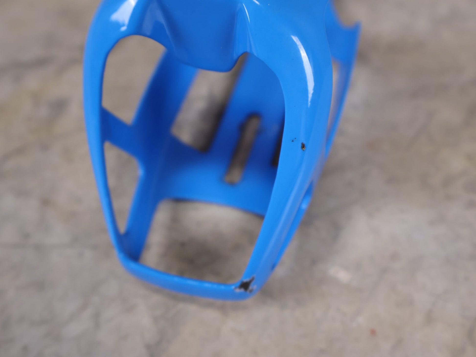 Trinkflaschen und Halter von Trek, 2x TREK RSL AERO CARBON FLASCHENHALTER / WATERLOO BLUE SET vor USEDBIKES - OB.DE Hintergrund