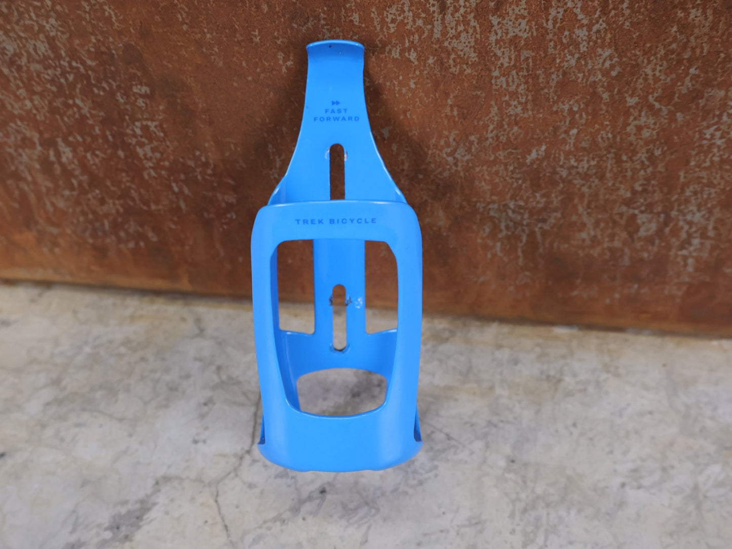 Trinkflaschen und Halter von Trek, 2x TREK RSL AERO CARBON FLASCHENHALTER / WATERLOO BLUE SET vor USEDBIKES - OB.DE Hintergrund