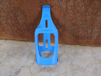 Trinkflaschen und Halter von Trek, 2x TREK RSL AERO CARBON FLASCHENHALTER / WATERLOO BLUE SET vor USEDBIKES - OB.DE Hintergrund