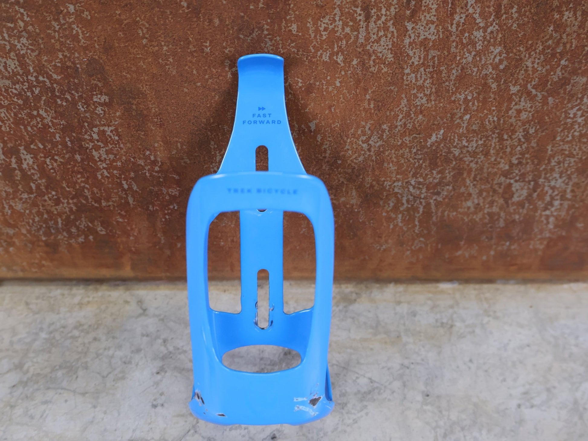 Trinkflaschen und Halter von Trek, 2x TREK RSL AERO CARBON FLASCHENHALTER / WATERLOO BLUE SET vor USEDBIKES - OB.DE Hintergrund