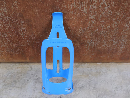 Trinkflaschen und Halter von Trek, 2x TREK RSL AERO CARBON FLASCHENHALTER / WATERLOO BLUE SET vor USEDBIKES - OB.DE Hintergrund