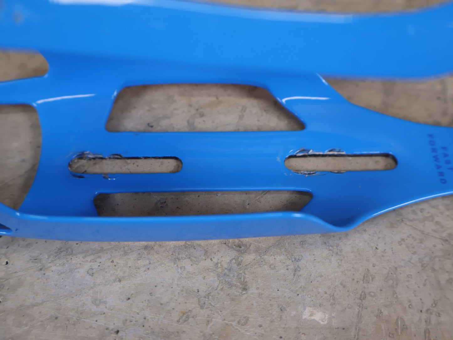 Trinkflaschen und Halter von Trek, 2x TREK RSL AERO CARBON FLASCHENHALTER / WATERLOO BLUE SET vor USEDBIKES - OB.DE Hintergrund