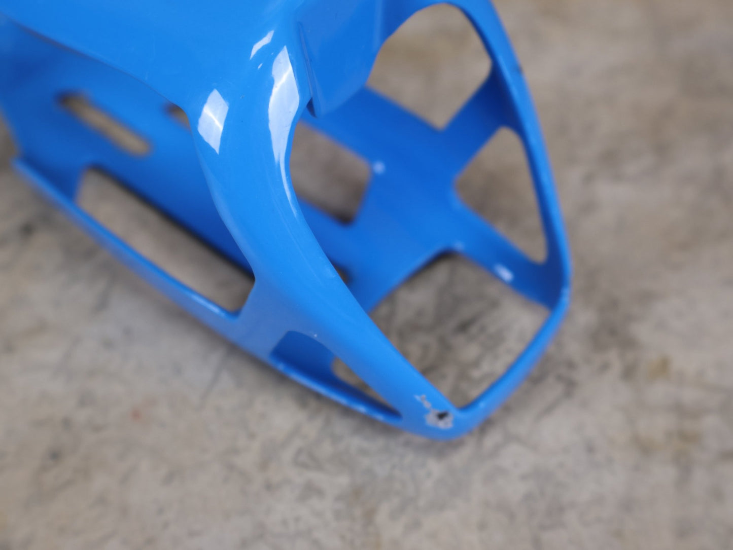 Trinkflaschen und Halter von Trek, 2x TREK RSL AERO CARBON FLASCHENHALTER / WATERLOO BLUE SET vor USEDBIKES - OB.DE Hintergrund