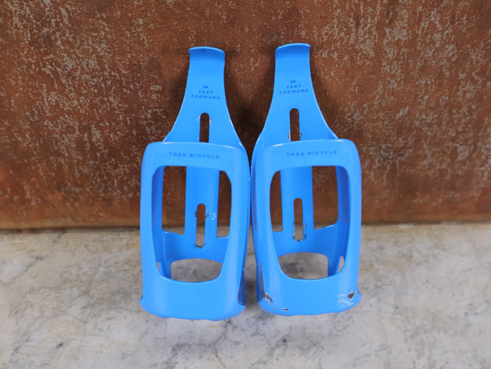 Trinkflaschen und Halter von Trek, 2x TREK RSL AERO CARBON FLASCHENHALTER / WATERLOO BLUE SET vor USEDBIKES - OB.DE Hintergrund