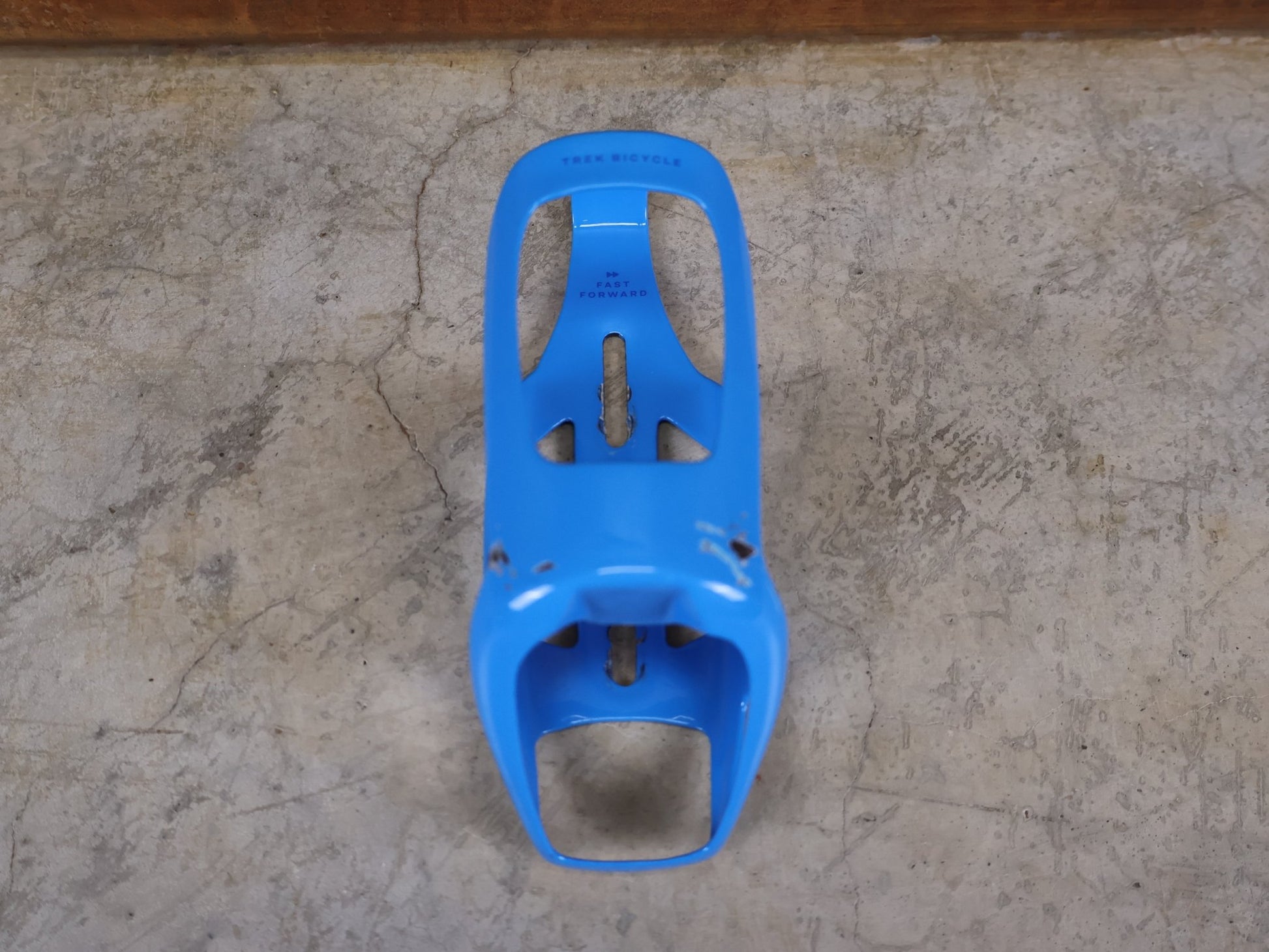 Trinkflaschen und Halter von Trek, 2x TREK RSL AERO CARBON FLASCHENHALTER / WATERLOO BLUE SET vor USEDBIKES - OB.DE Hintergrund