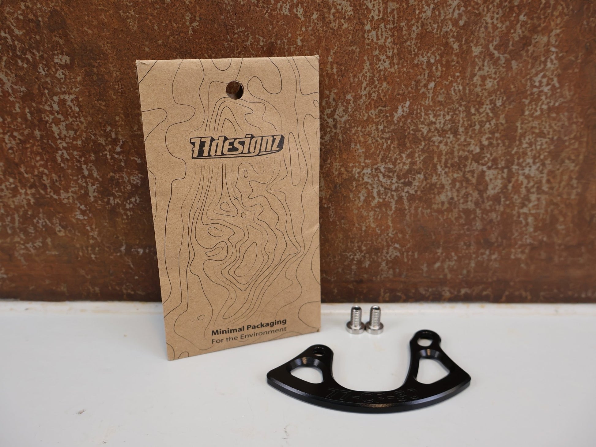 Zubehör von 77designz, 77DESIGNZ CRASH PLATE BASHGUARD / ISCG 05 V2 / 30 ZÄHNE / SCHWARZ vor USEDBIKES-OB.DE Hintergrund