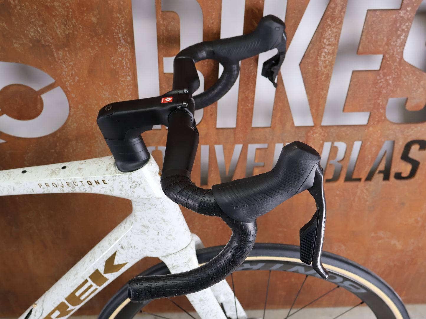 TREK DOMANE SLR 9 AXS GEN 4 – PROJECT ONE / SRAM RED AXS E1 – AEOLUS RSL 37 – 58 CM