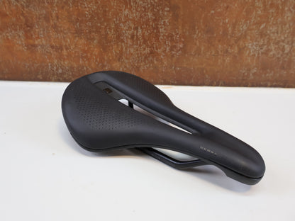 BONTRAGER VERSE SHORT PRO SATTEL / CARBONSTREBEN – 250 × 155 MM