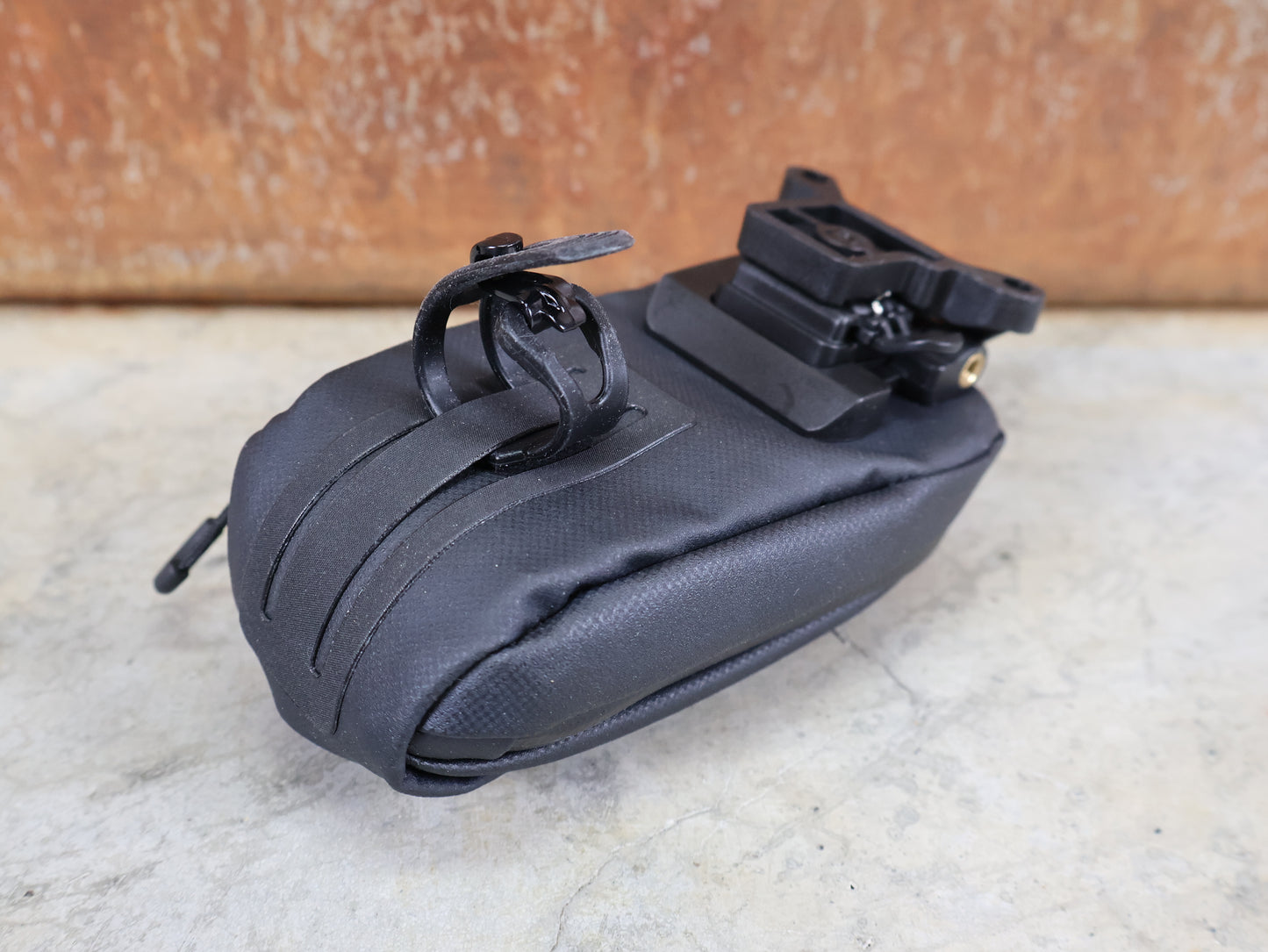 TREK BLENDR SATTELTASCHE – 0,3 LITER / DIREKTMONTAGE / RÜCKLICHT & BLENDR FENDR KOMPATIBEL