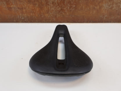 BONTRAGER VERSE SHORT PRO SATTEL / CARBONSTREBEN – 250 × 155 MM
