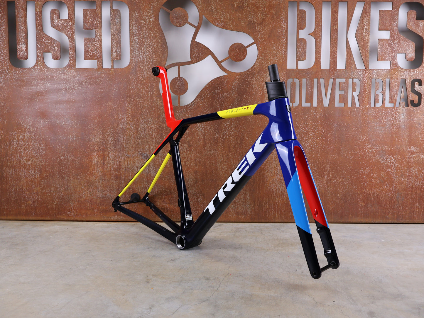 TREK MADONE SLR GEN 8 RAHMENSET – 900 OCLV CARBON – PROJECT ONE NAVY SMOKE – GRÖSSE M