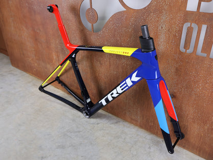 TREK MADONE SLR GEN 8 RAHMENSET – 900 OCLV CARBON – PROJECT ONE NAVY SMOKE – GRÖSSE M