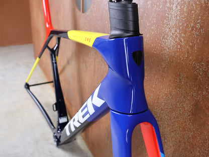 TREK MADONE SLR GEN 8 RAHMENSET – 900 OCLV CARBON – PROJECT ONE NAVY SMOKE – GRÖSSE M