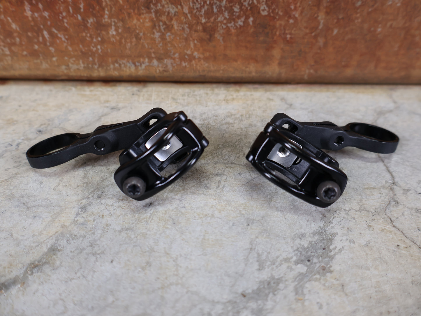 SRAM AXS POD CONTROLLER KLEMMSCHELLEN SET – LINKS & RECHTS – MMX 11.3018.018.001 / 002