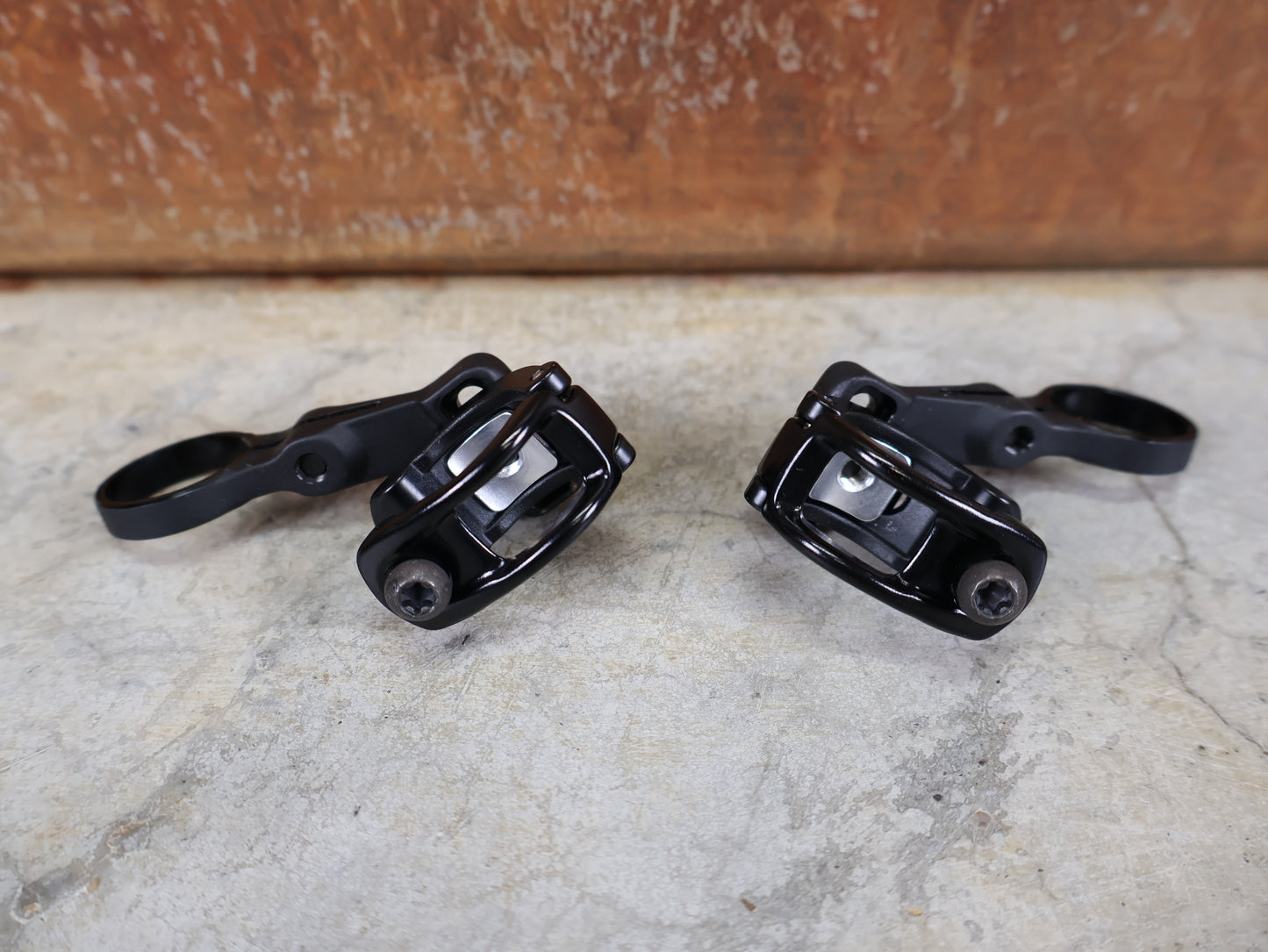 SRAM AXS POD CONTROLLER KLEMMSCHELLEN SET – LINKS & RECHTS – MMX 11.3018.018.001 / 002