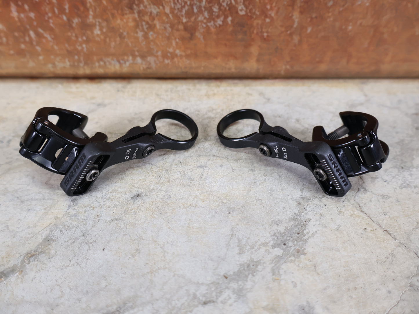 SRAM AXS POD CONTROLLER KLEMMSCHELLEN SET – LINKS & RECHTS – MMX 11.3018.018.001 / 002