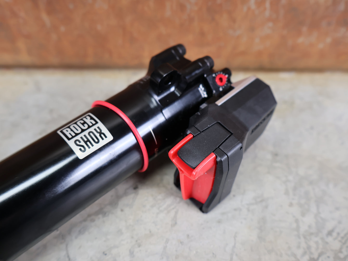 ROCKSHOX SIDLUXE ULTIMATE ISOSTRUT FLIGHT ATTENDANT – TREK SUPERCALIBER / 239X40 / RL3 / AXS 