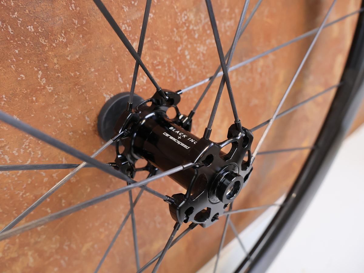 Black Inc 48 58 Carbon Aero Laufradsatz Shimano HG Ceramic