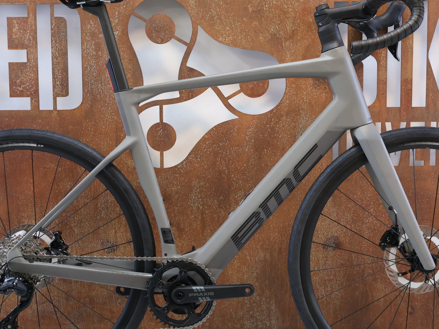 BMC ROADMACHINE 01 AMP TWO / 12.97 KG / TQ-HPR60 / 105 DI2 / 58CM