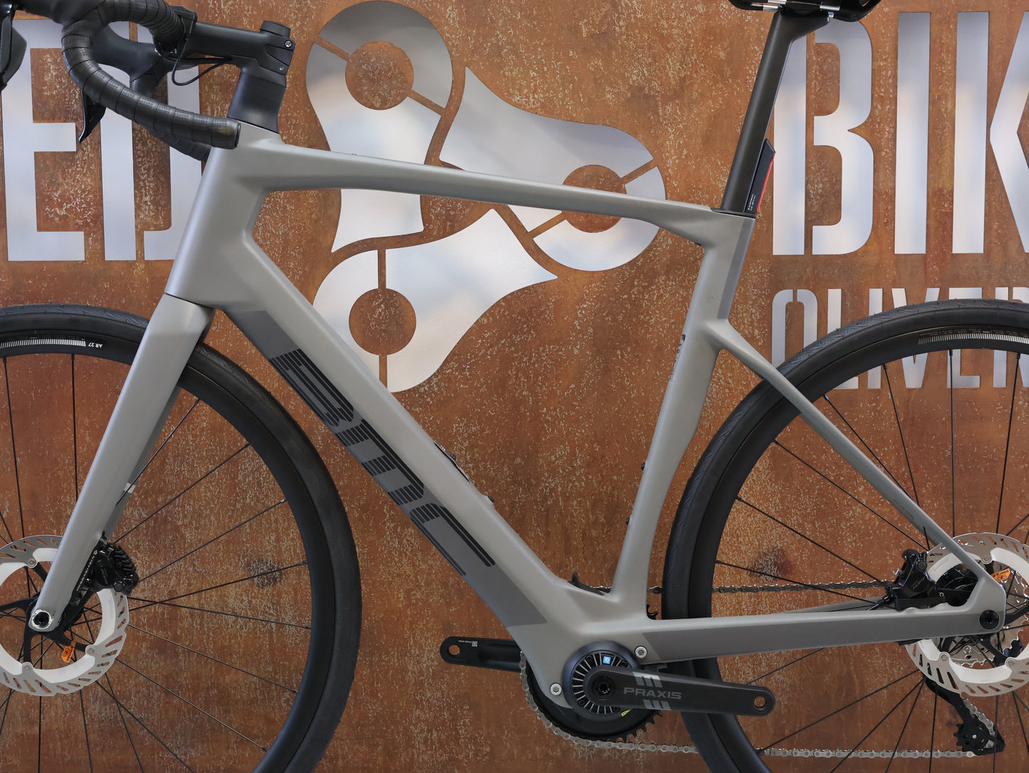 BMC ROADMACHINE 01 AMP TWO / 12.97 KG / TQ-HPR60 / 105 DI2 / 58CM