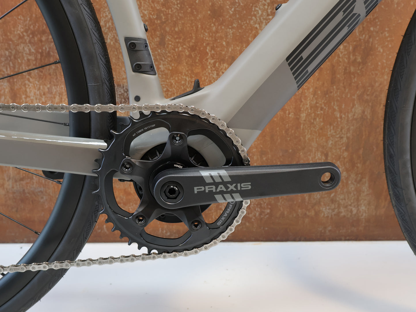 BMC ROADMACHINE 01 AMP TWO / 12.97 KG / TQ-HPR60 / 105 DI2 / 58CM