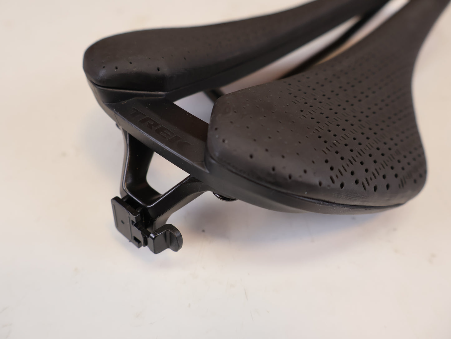 TREK AEOLUS ELITE AIRLOOM 3D SATTEL 135 MM