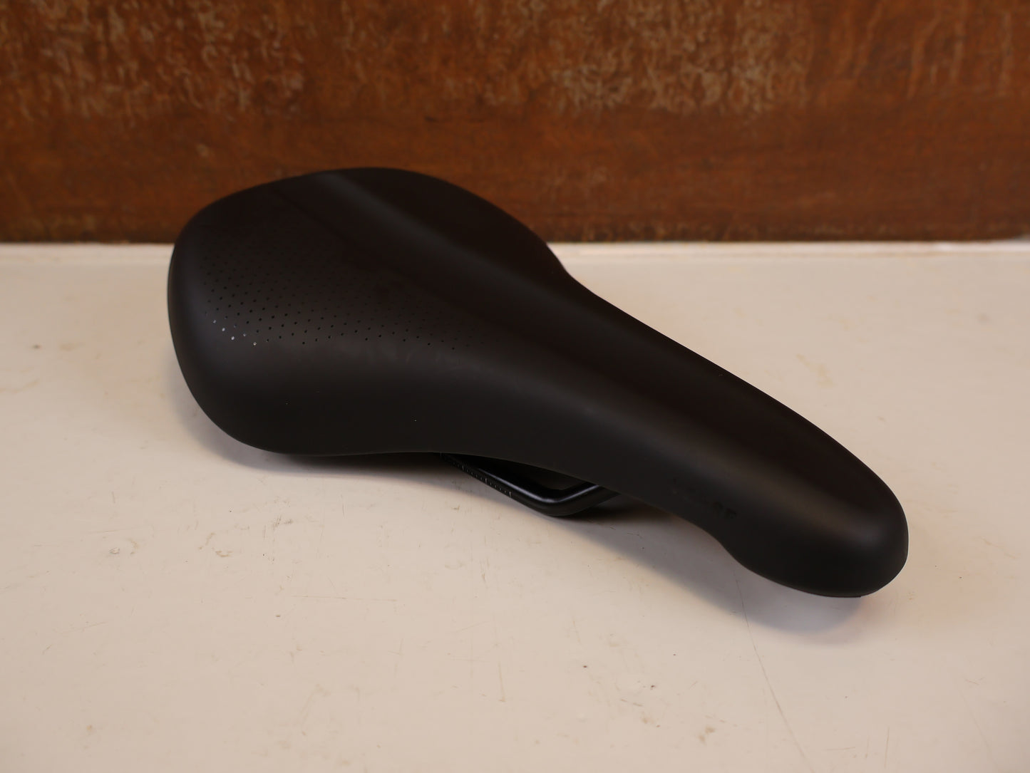 TREK VERSE TRAIL SATTEL 145 MM STAHLSTREBEN SCHWARZ