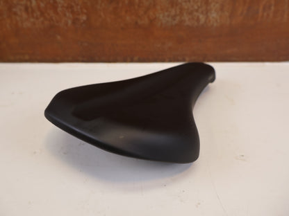 TREK VERSE TRAIL SATTEL 145 MM STAHLSTREBEN SCHWARZ