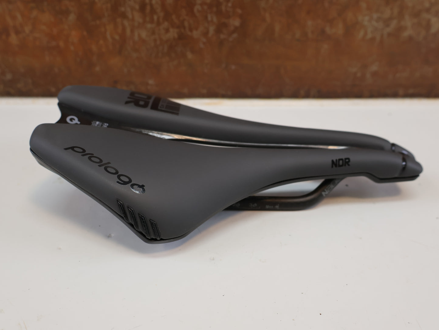 PROLOGO DIMENSION NDR NACK / CARBON SATTEL / 143 MM / ANTHRAZIT