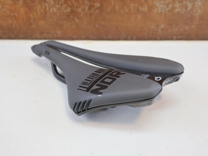 PROLOGO DIMENSION NDR NACK / CARBON SATTEL / 143 MM / ANTHRAZIT