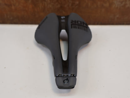 PROLOGO DIMENSION NDR NACK / CARBON SATTEL / 143 MM / ANTHRAZIT