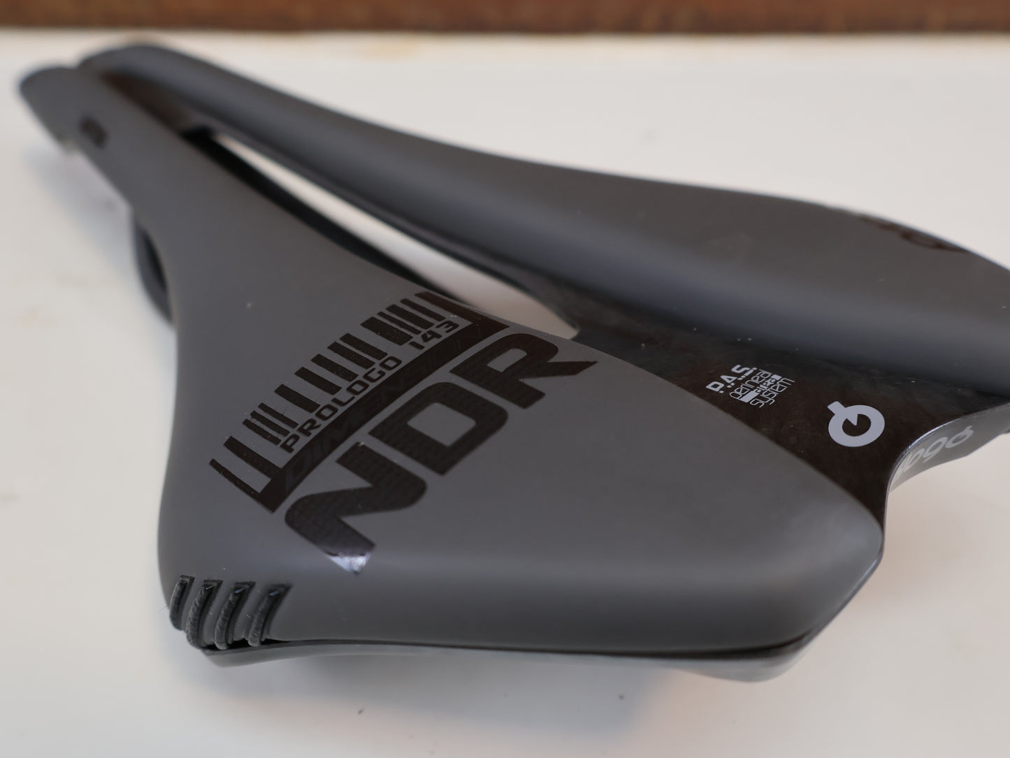 PROLOGO DIMENSION NDR NACK / CARBON SATTEL / 143 MM / ANTHRAZIT