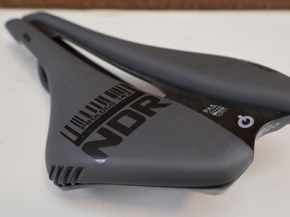 PROLOGO DIMENSION NDR NACK / CARBON SATTEL / 143 MM / ANTHRAZIT