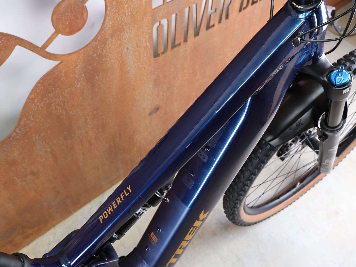 TREK POWERFLY+ FS 8 GEN 4 / MATTE/GLOSS MULSANNE BLUE / L