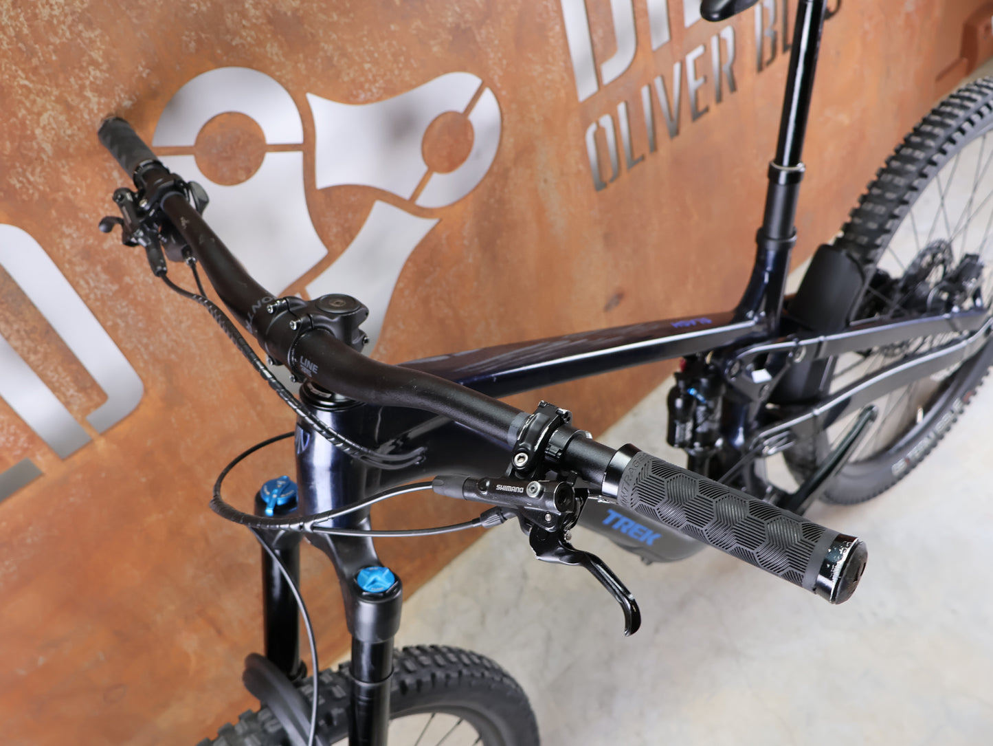 TREK SLASH 8 GEN 6 / MARIANAS BLUE / M/L