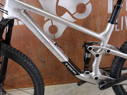 TREK TOP FUEL 9.8 XT GEN 4 – LUNAR SILVER – ROCKSHOX PIKE 130MM / SHIMANO XT 12-SPEED – SIZE M 