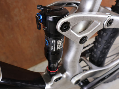 TREK TOP FUEL 9.8 XT GEN 4 – LUNAR SILVER – ROCKSHOX PIKE 130MM / SHIMANO XT 12-SPEED – SIZE M 